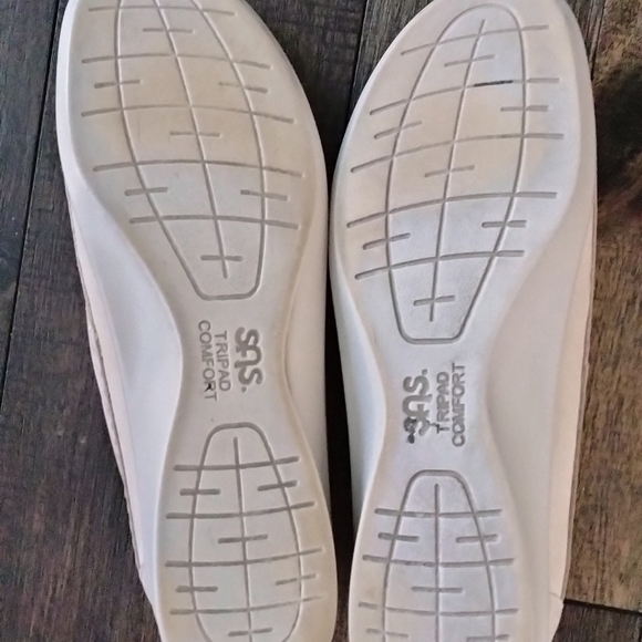 SAS Women's Cream Leather Flats - Picture 4 of 5